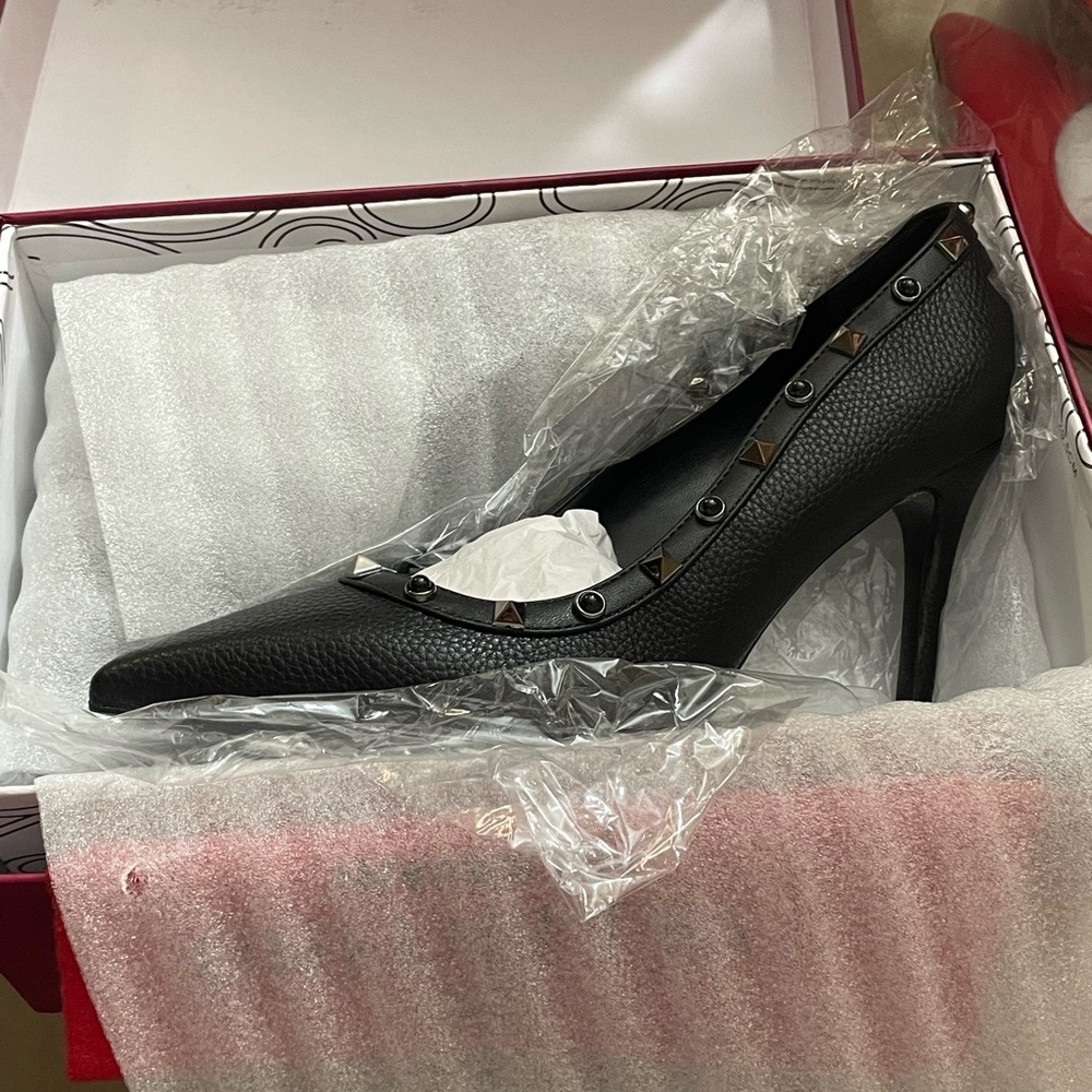 👠 Never worn NWT Dust Bag and Box 👠 ROCKSTUD GRAINY LEATHER PUMP